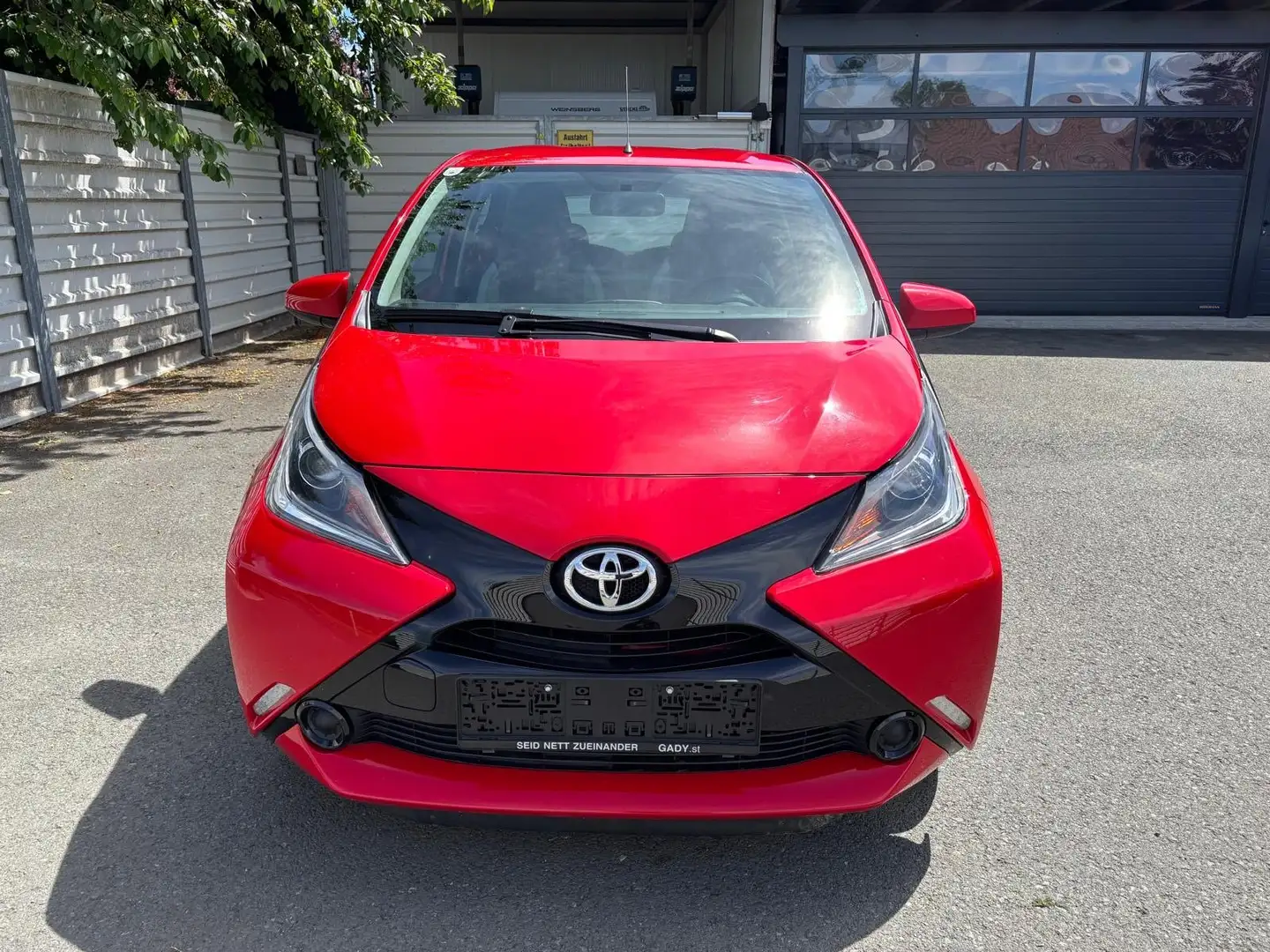 Toyota Aygo 1,0 VVT-i x-play -- Rückfahrkamera -- Rot - 2