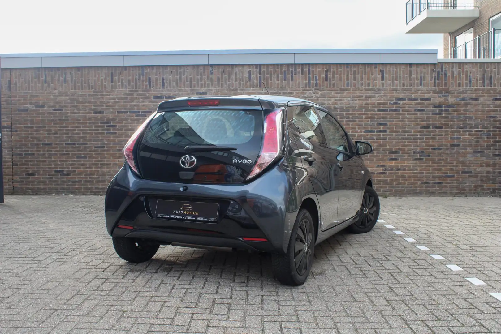 Toyota Aygo 1.0 VVT-i x-play 69 PK, 2016, Grijs, Airco, Camera Grijs - 2