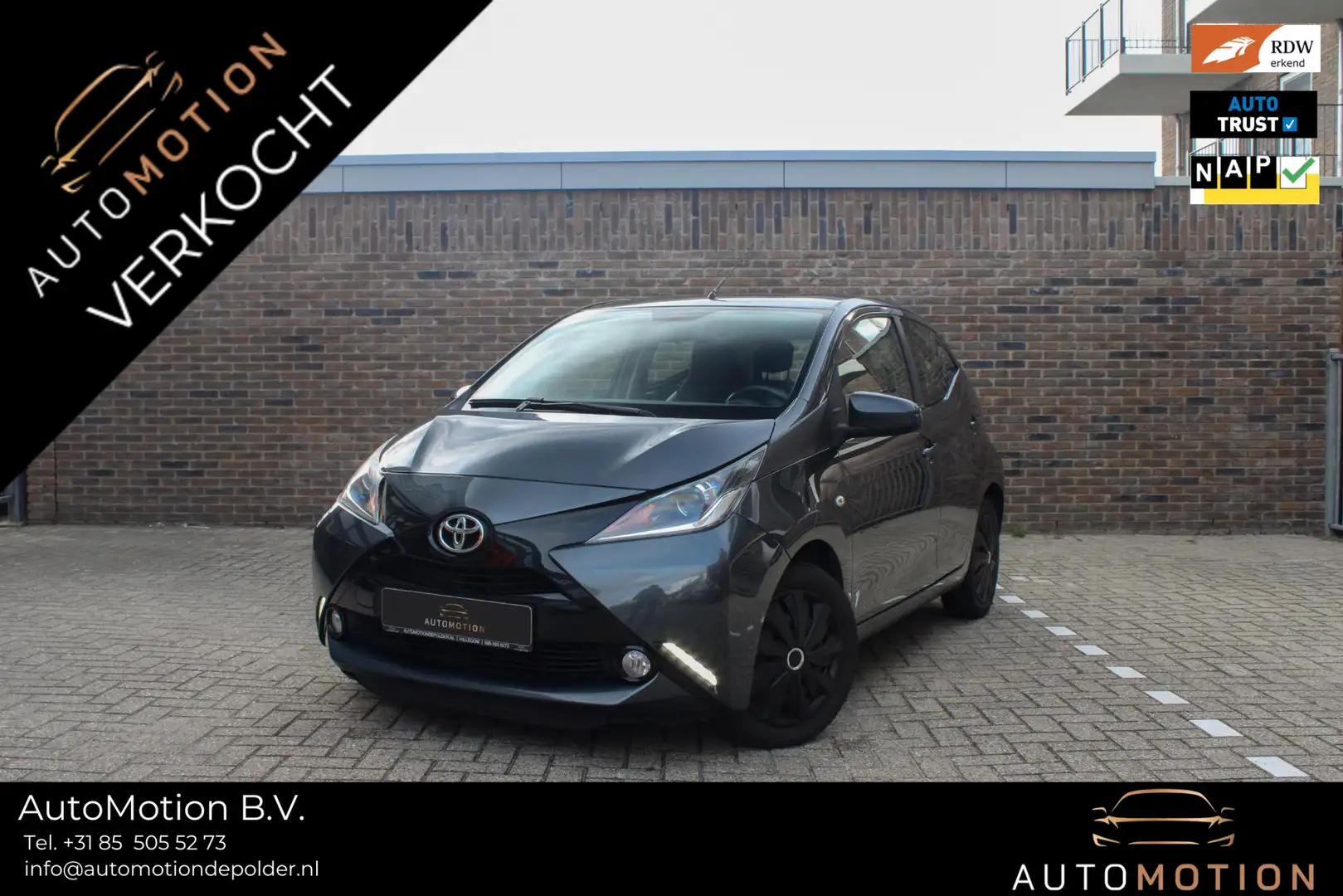 Toyota Aygo 1.0 VVT-i x-play 69 PK | Airco | Camera Grijs - 1