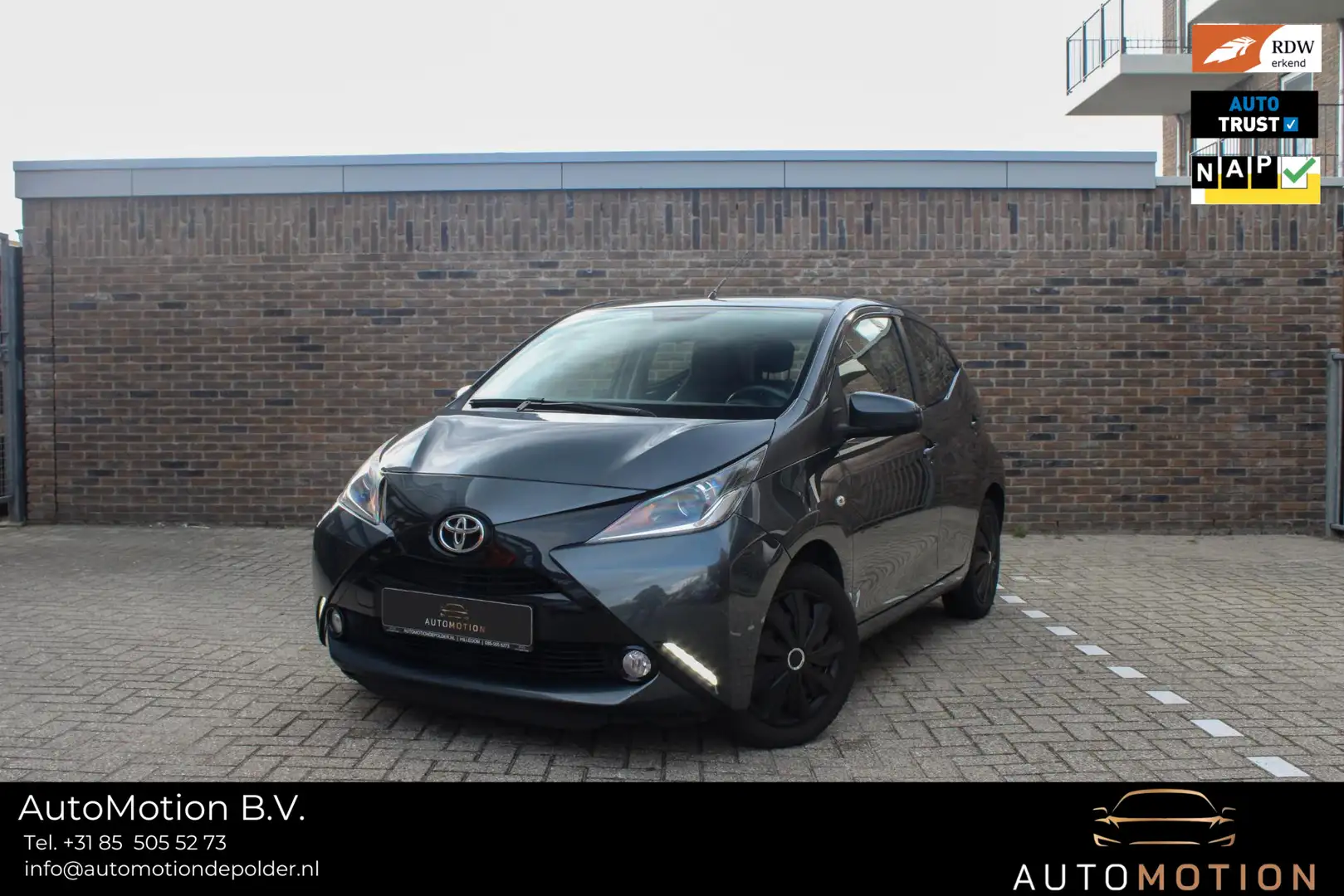 Toyota Aygo 1.0 VVT-i x-play 69 PK, 2016, Grijs, Airco, Camera Grijs - 1