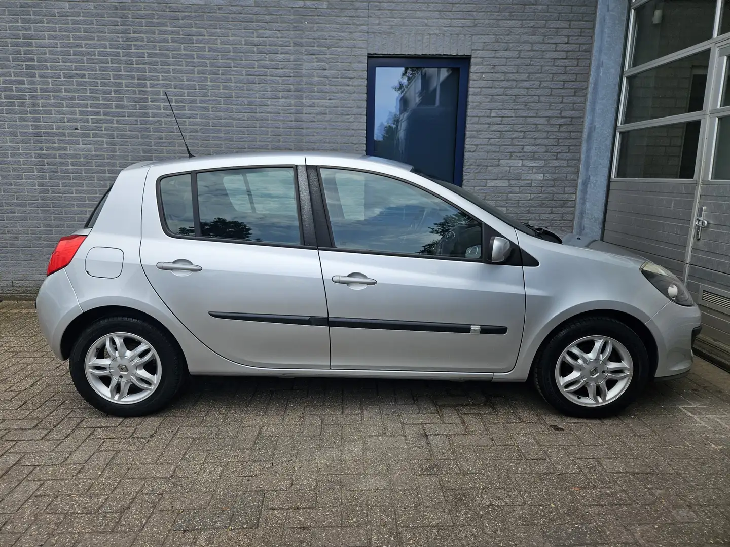 Renault Clio 1.4-16V Dynamique Luxe Grijs - 2