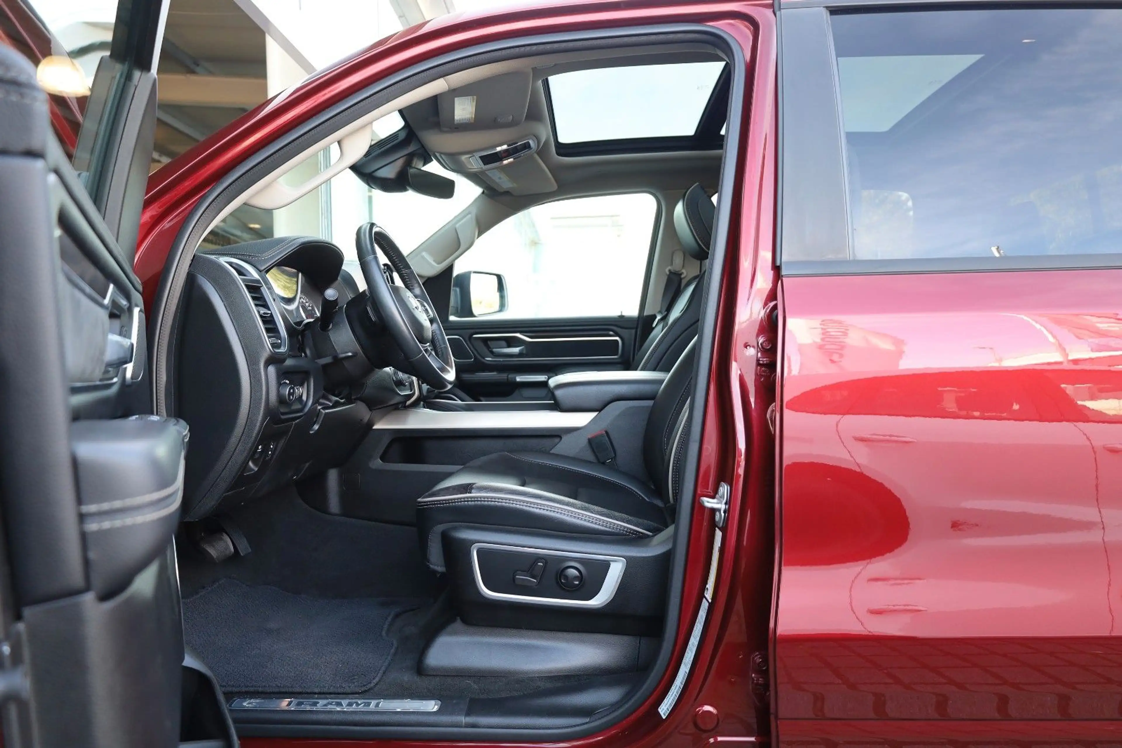 Dodge RAM 5.7 Laramie/PANO/HK/APPLE/NAVI/KAMERA/R20 — photo 8