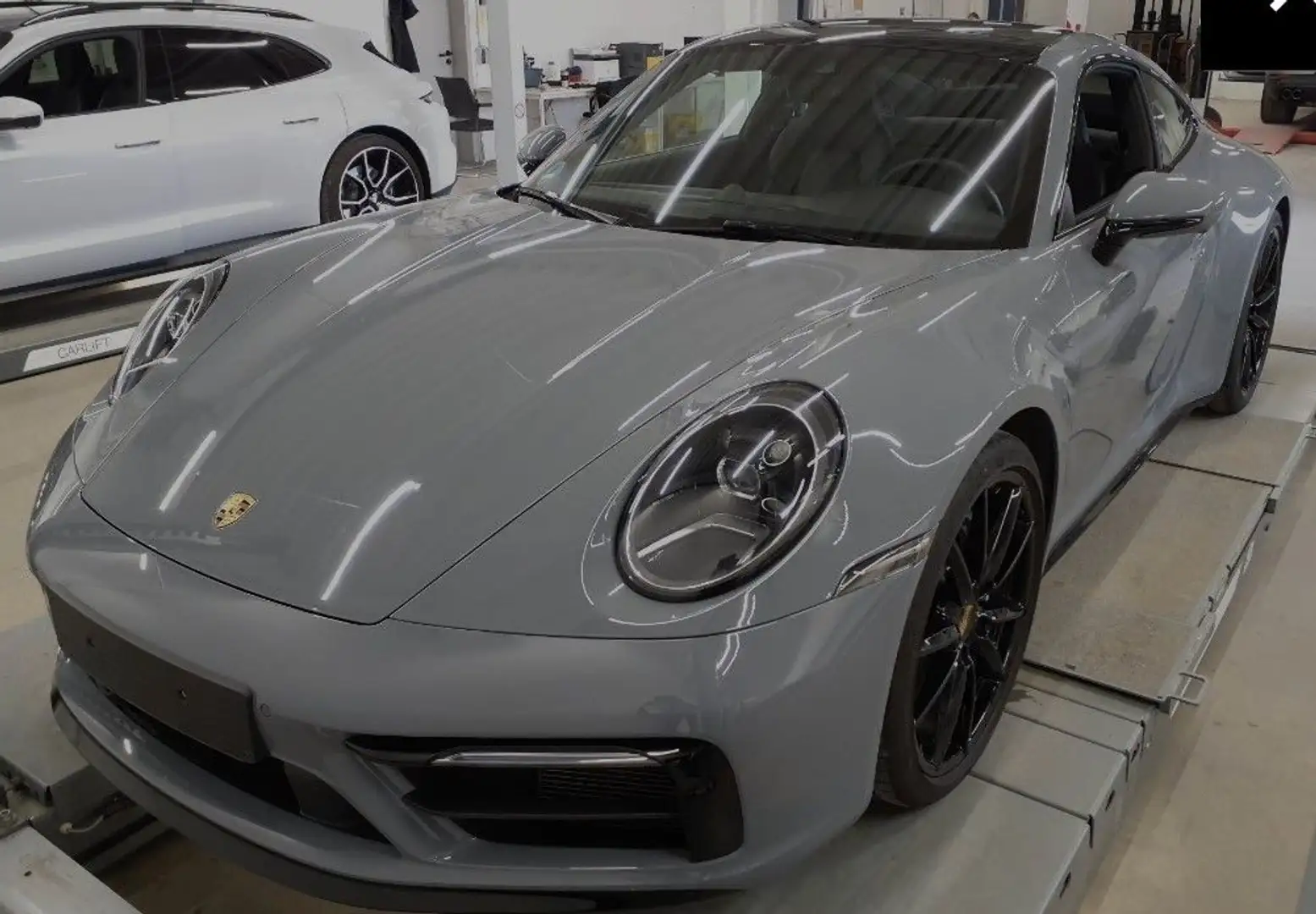 Porsche 992 Coupe*SportAbgas*SportDesign Paket*Chrono Grau - 2