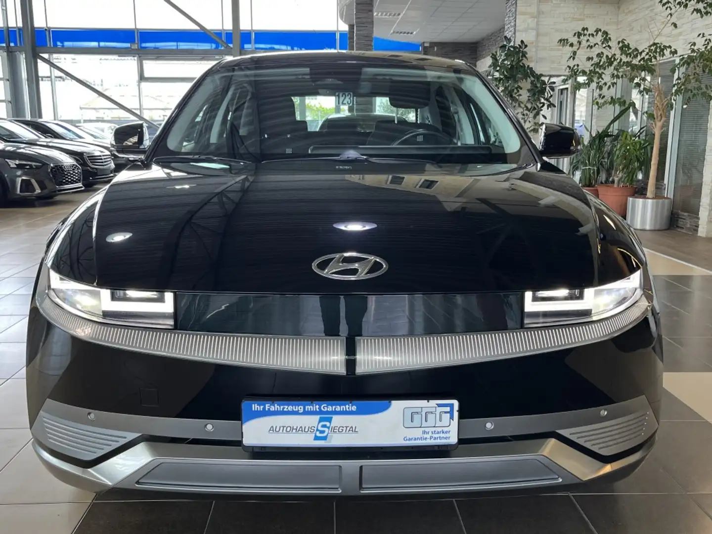 Hyundai IONIQ 5 Dynamiq LED Navi NSCC R.Cam PDC SHZ DAB+ Schwarz - 2