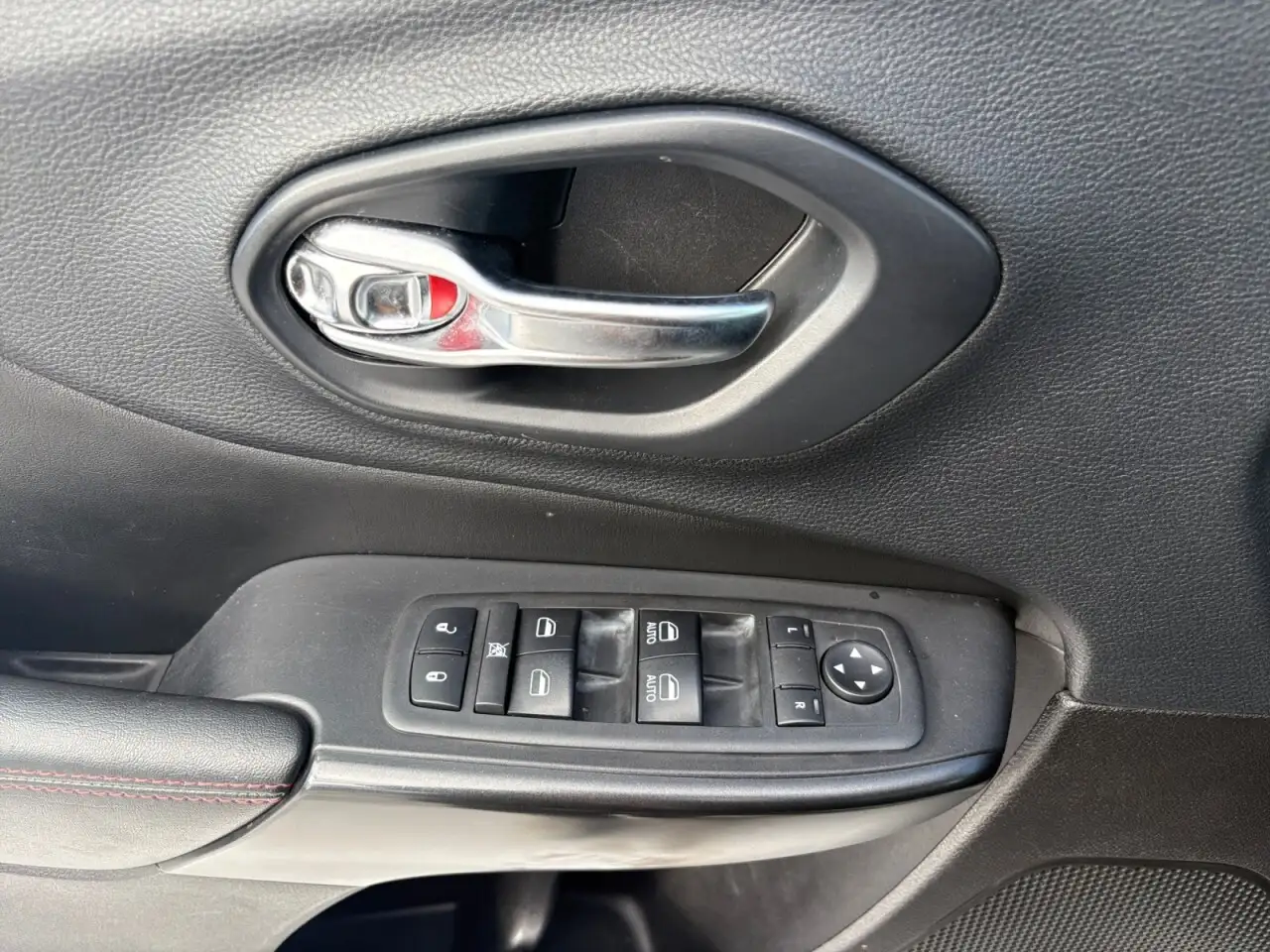 Jeep Cherokee снимка Jeep Cherokee