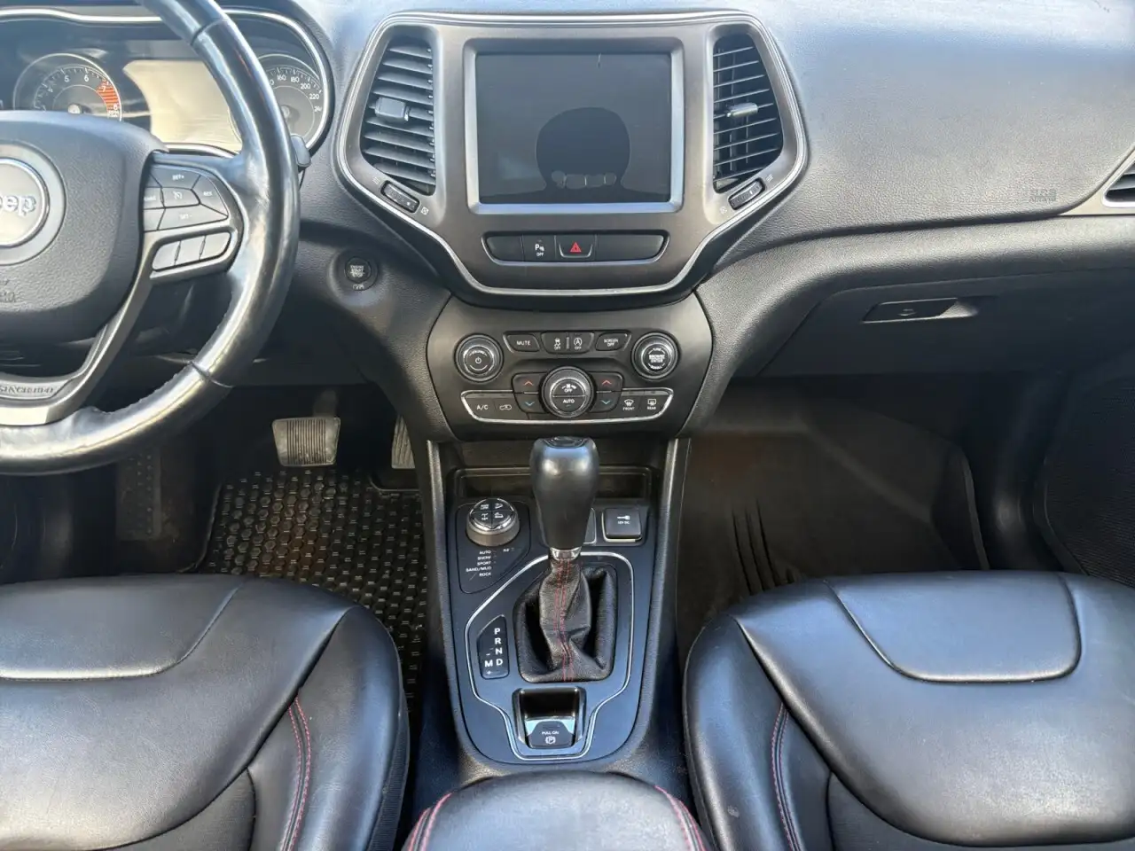 Jeep Cherokee снимка Jeep Cherokee