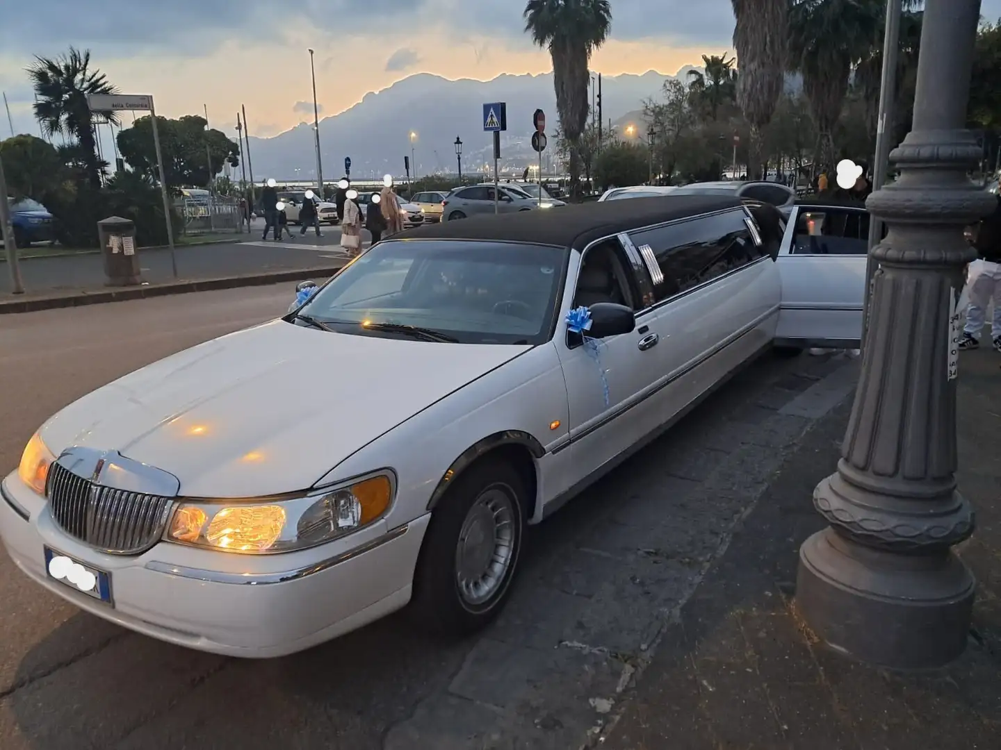 Lincoln Town Car Limousine - 1