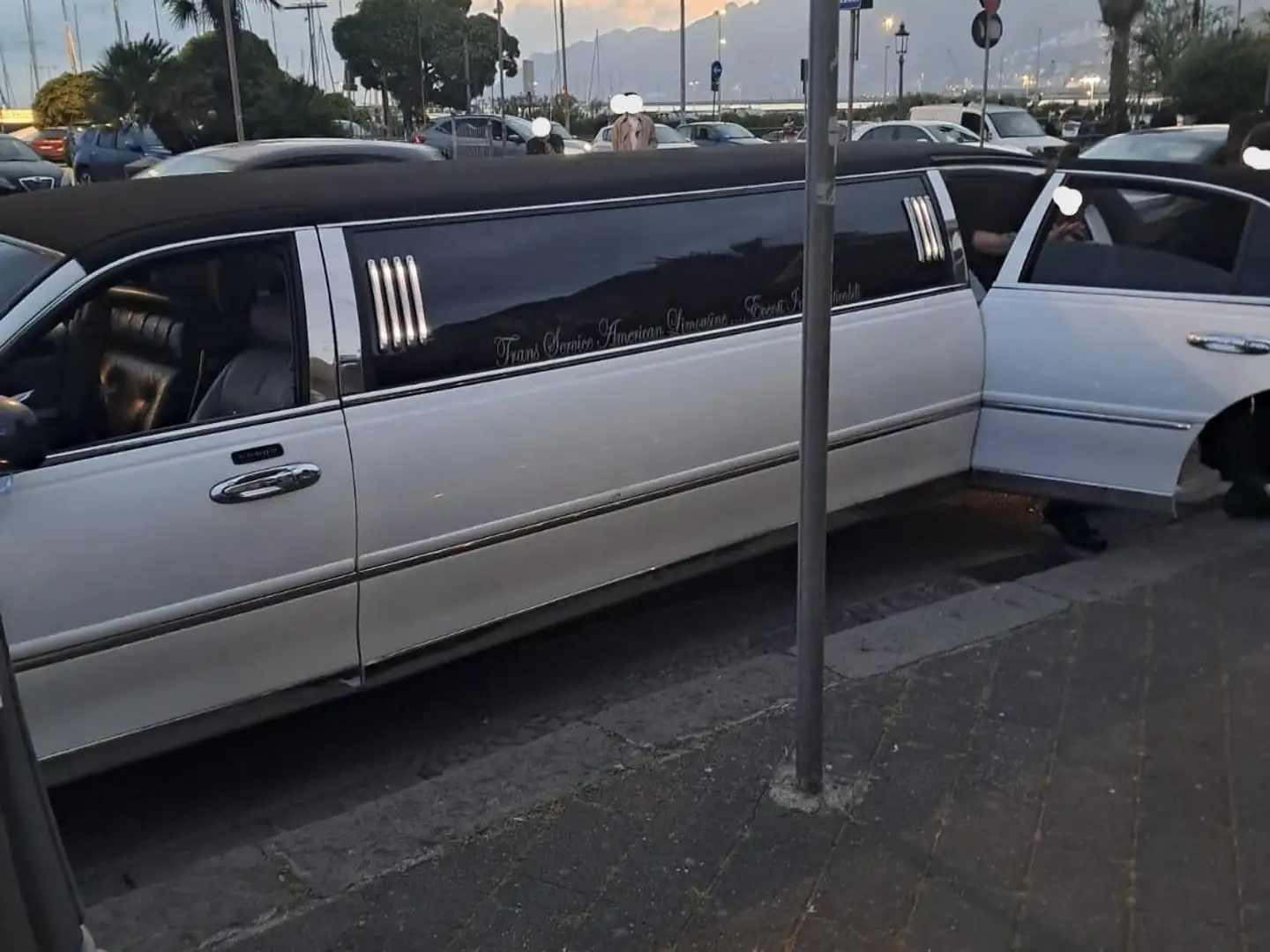 Lincoln Town Car Limousine - 2