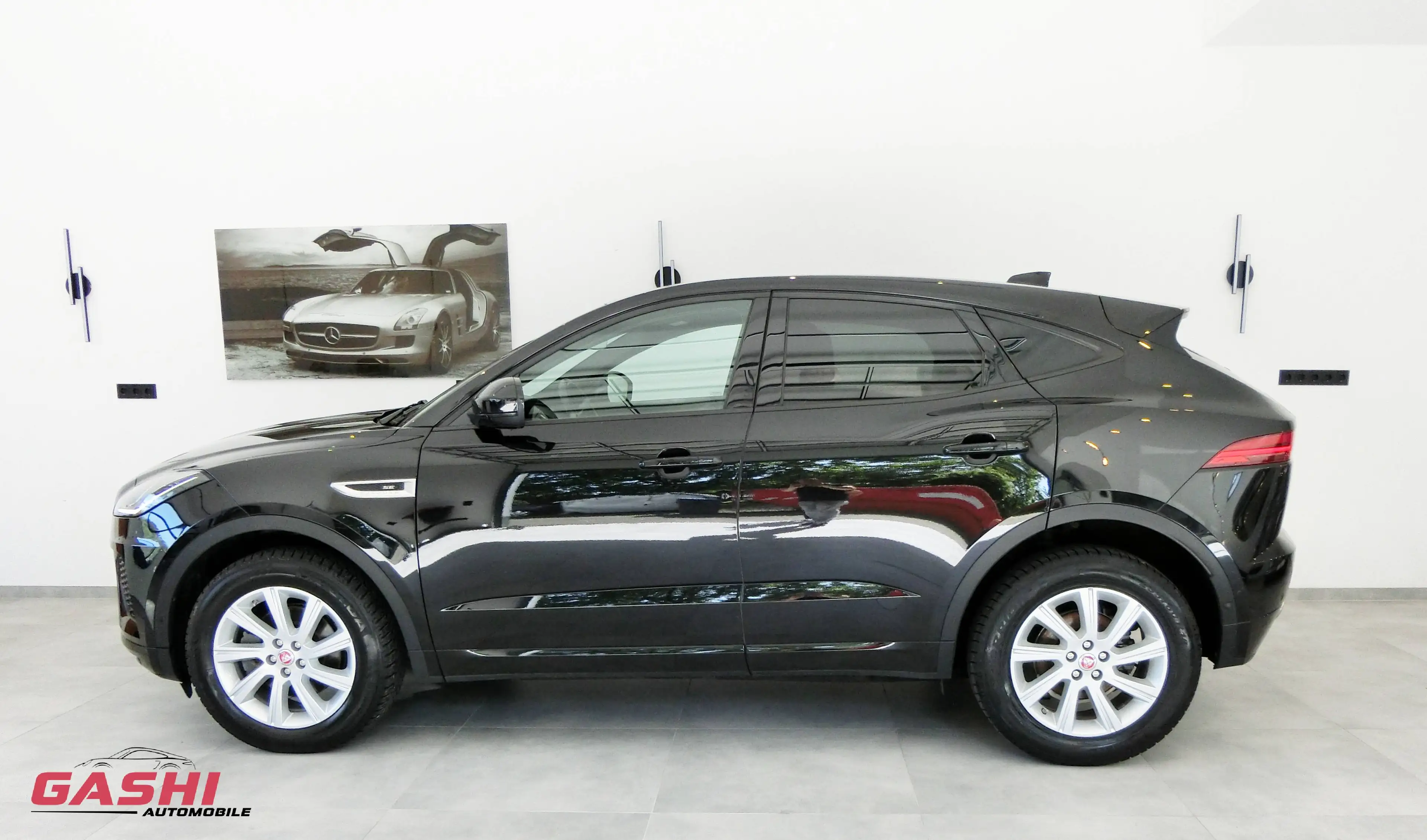 Jaguar E-Pace R-Dynamic SE AWD — photo 2