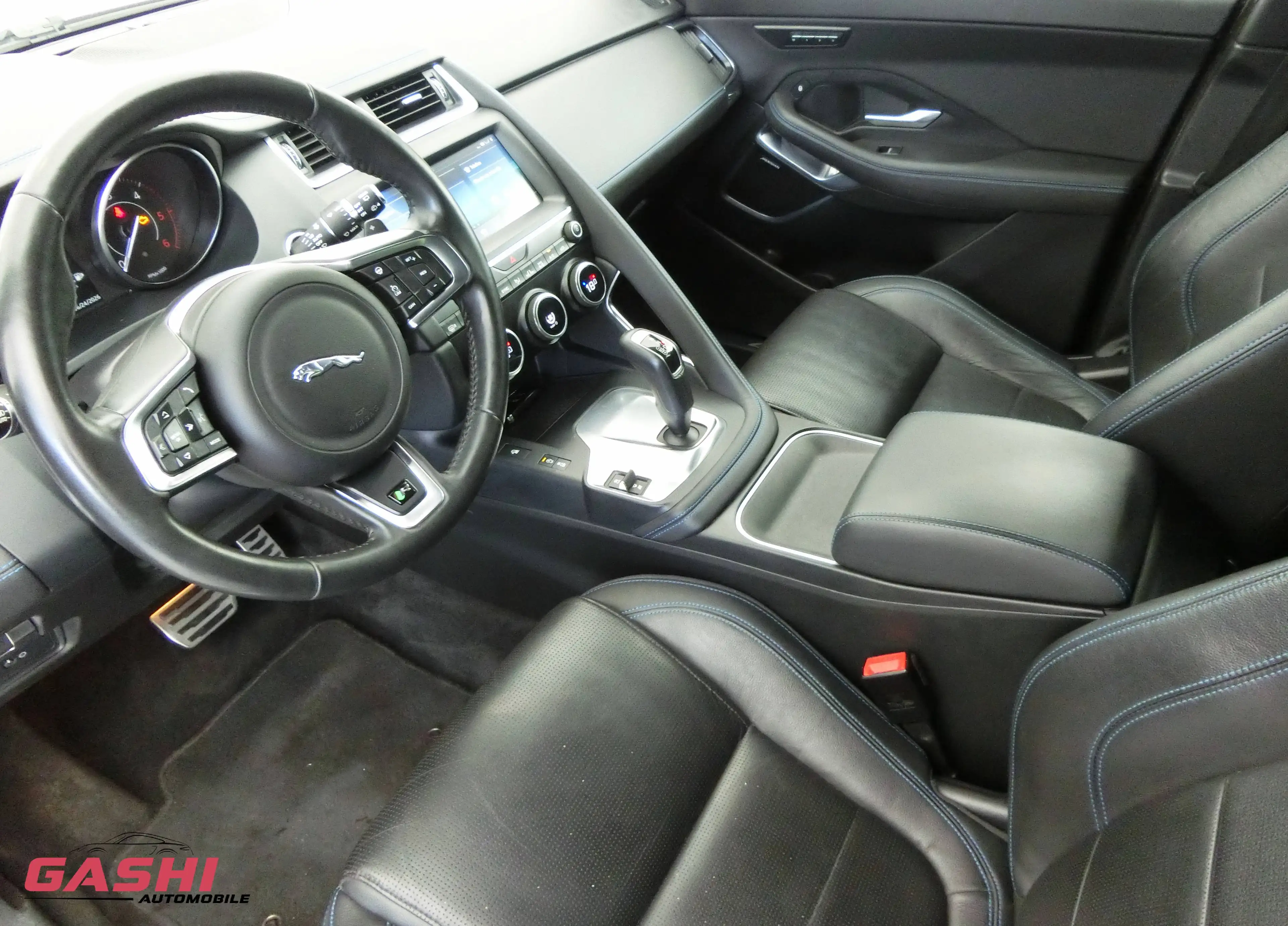 Jaguar E-Pace R-Dynamic SE AWD — photo 11
