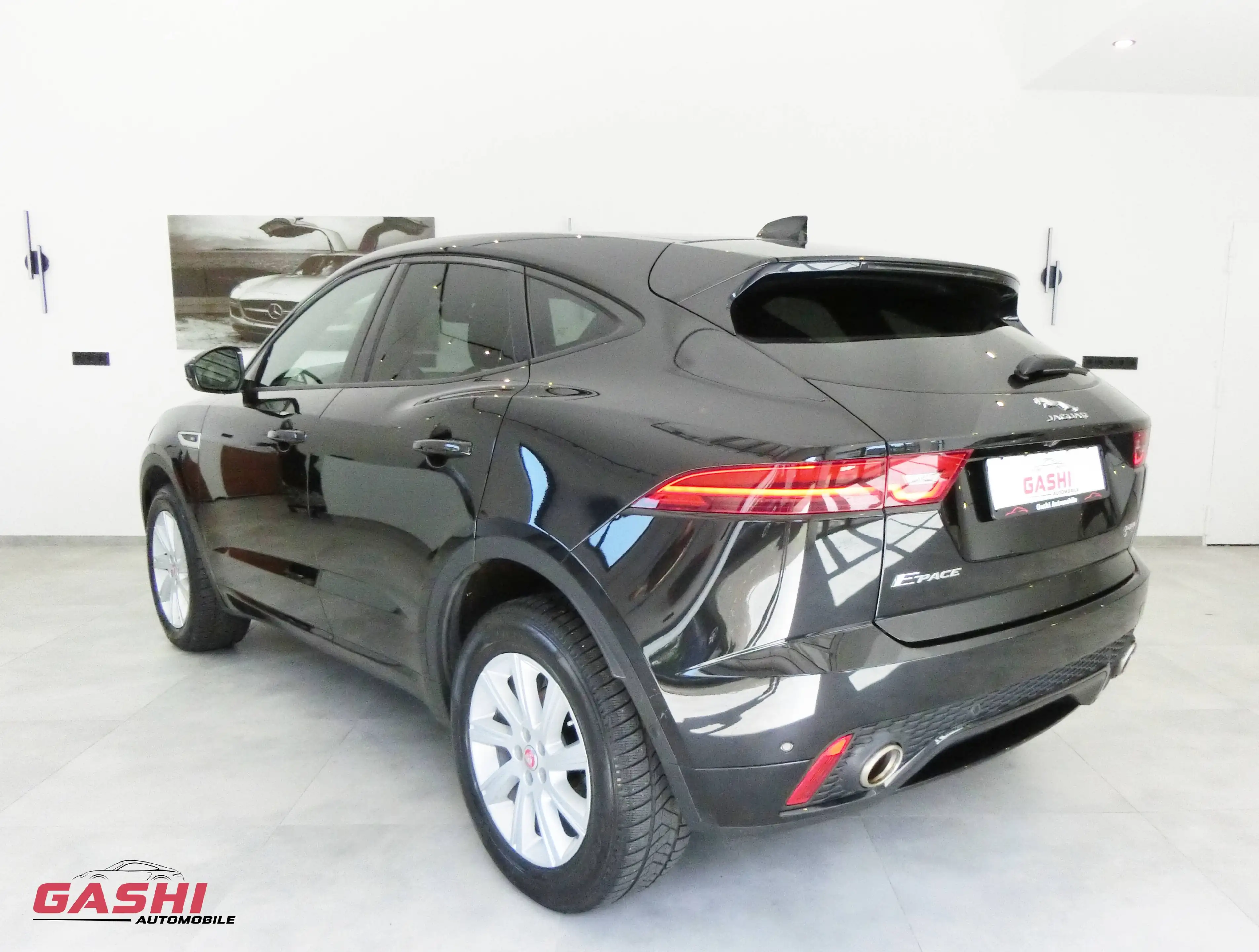 Jaguar E-Pace R-Dynamic SE AWD — photo 3