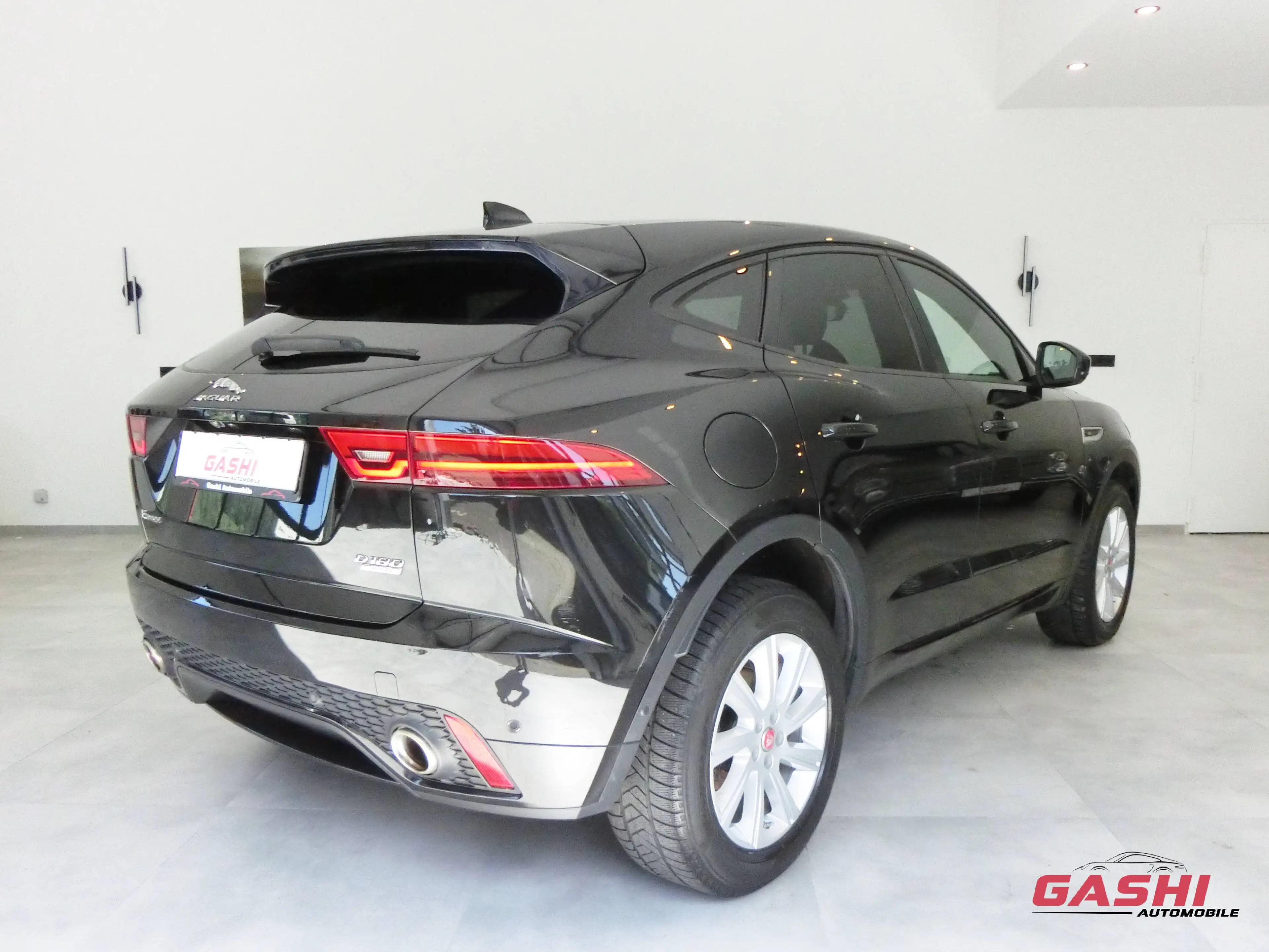 Jaguar E-Pace R-Dynamic SE AWD — photo 5