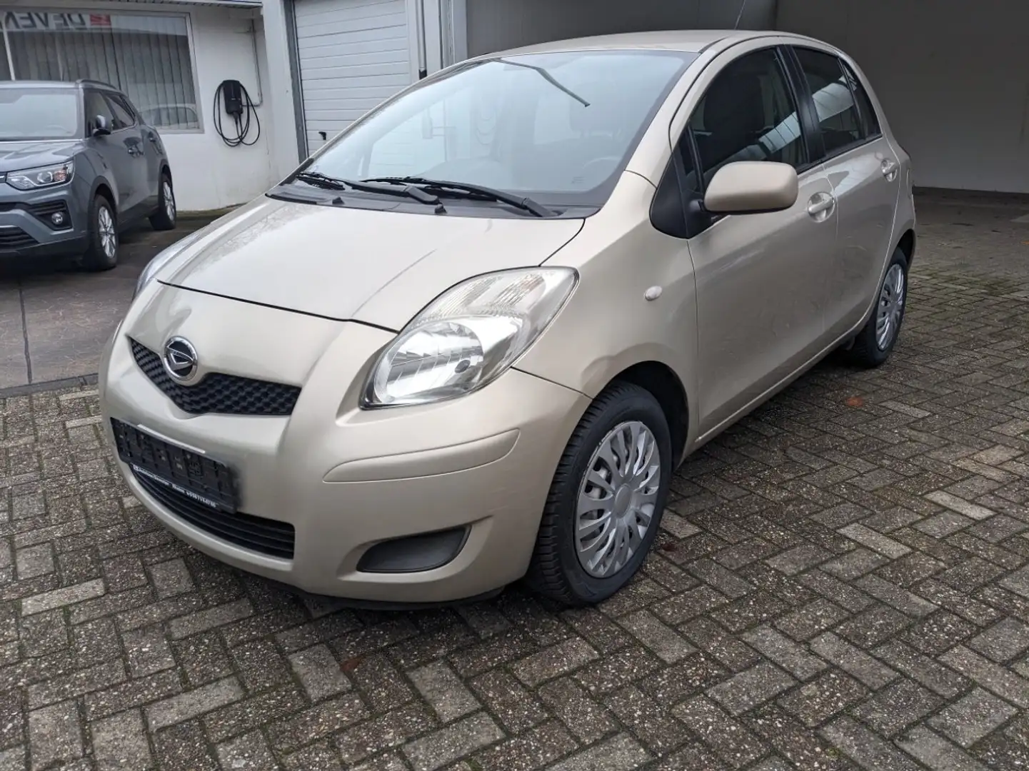 Daihatsu Charade Charade 1,33 Бежевий - 1