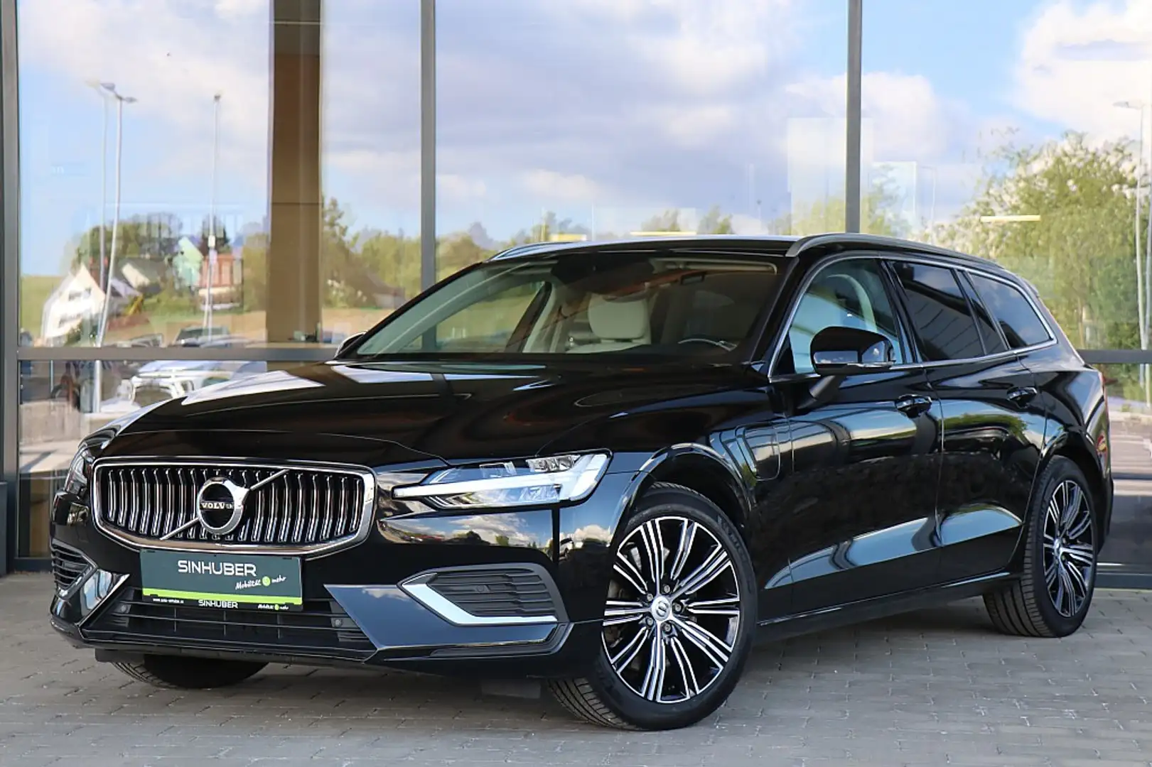 Volvo V60 T6 AWD Recharge PHEV Inscription Geartronic ACC... Zwart - 1