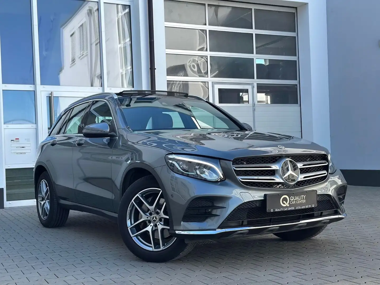 Mercedes-Benz GLC 250 4Matic 9G AMG *DISTR+*PANO*AHK*CARPLAY* Grau - 1