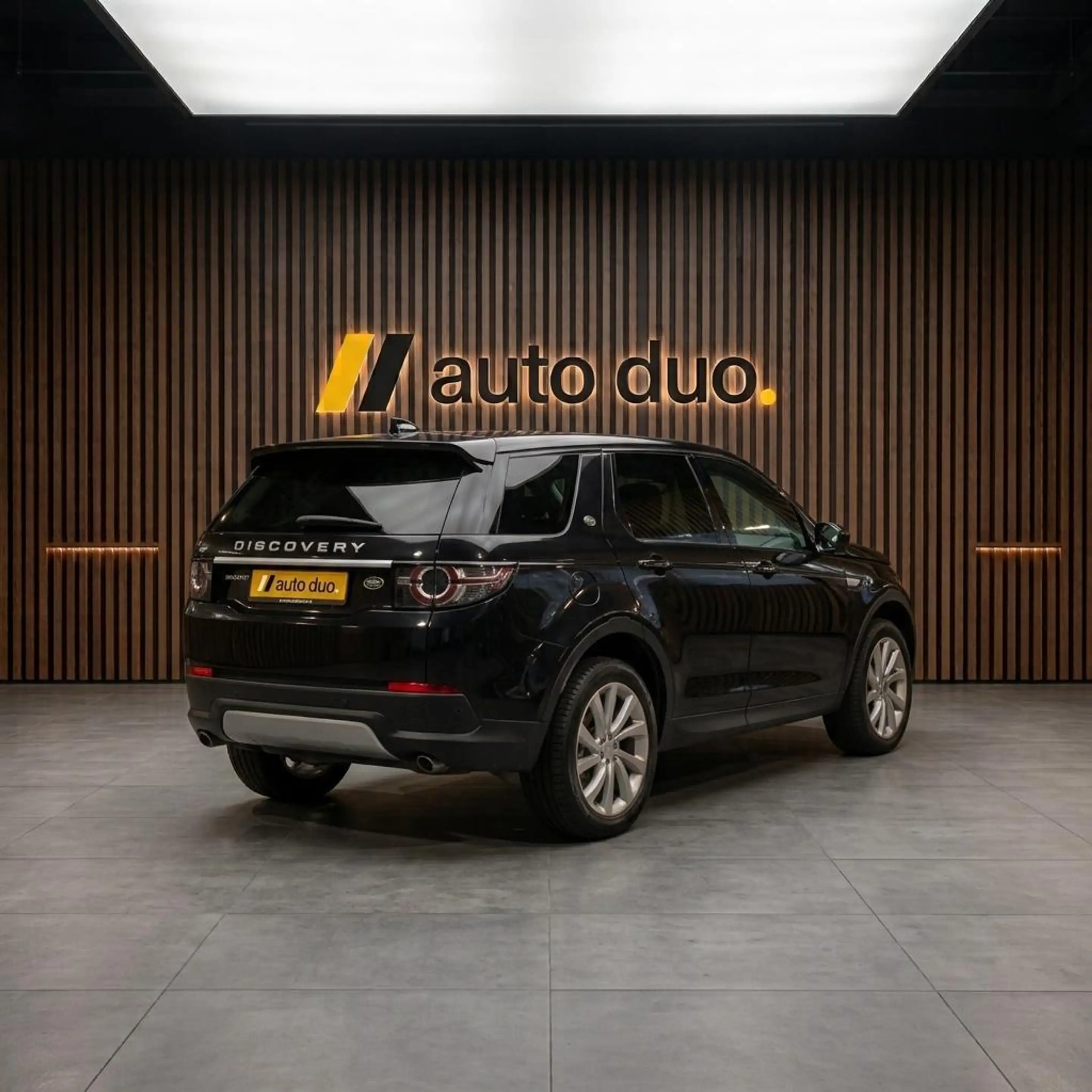 Land Rover Discovery Sport P300e 1.5 SE — photo 2