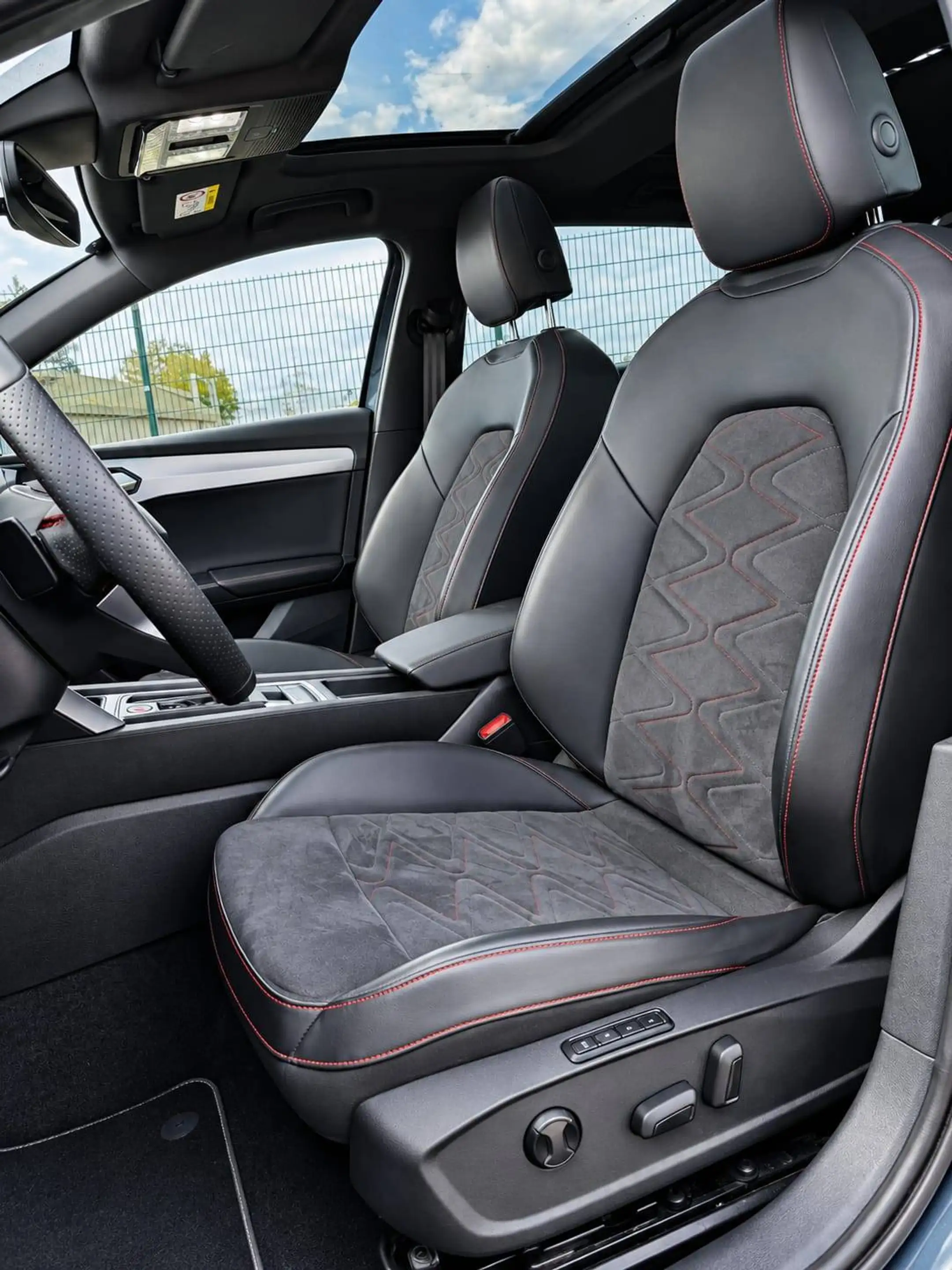 SEAT Leon e-Hybrid FR e-Hybrid — photo 11