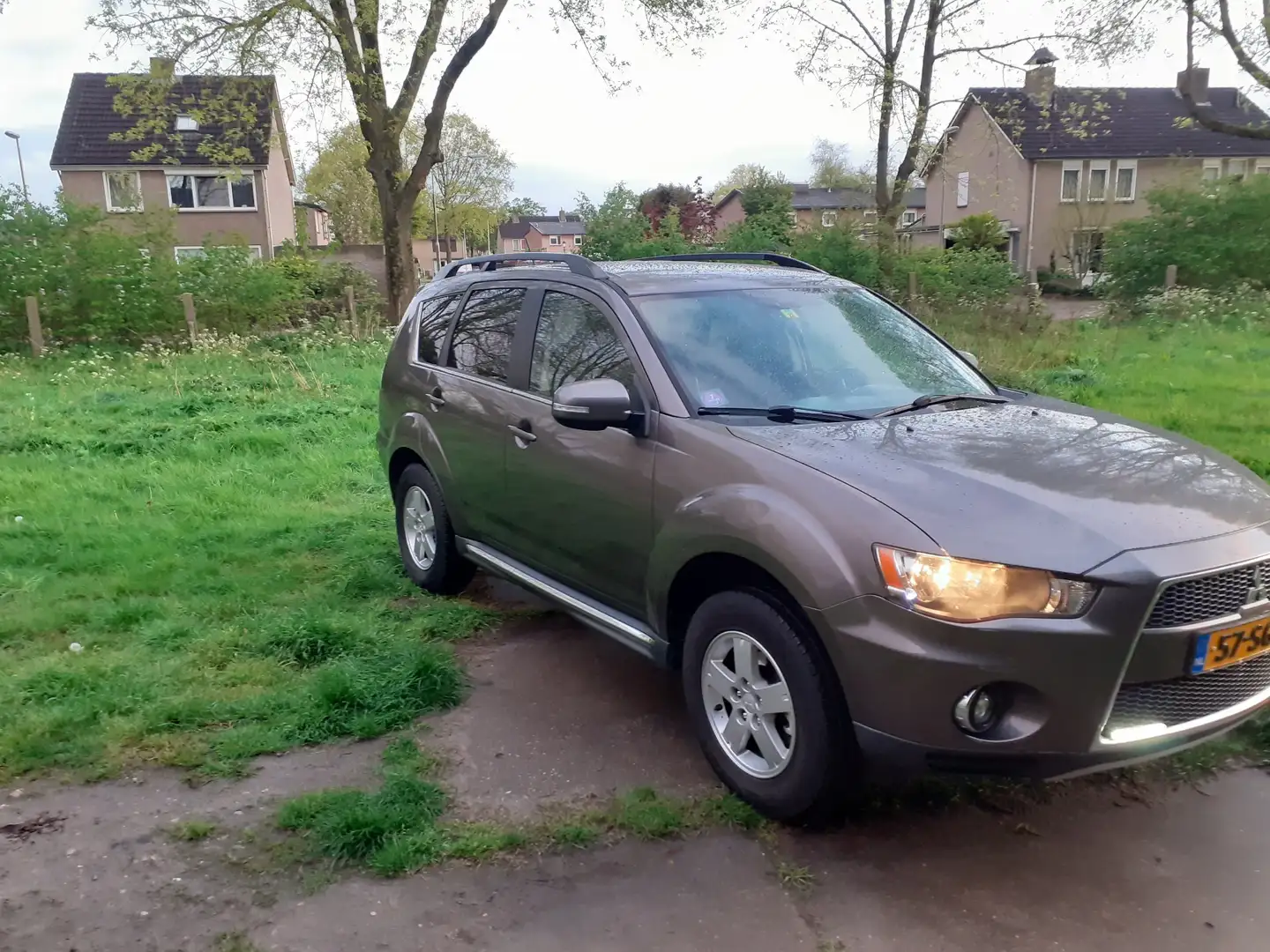 Mitsubishi Outlander 2.0 Intro Edition Marrón - 2