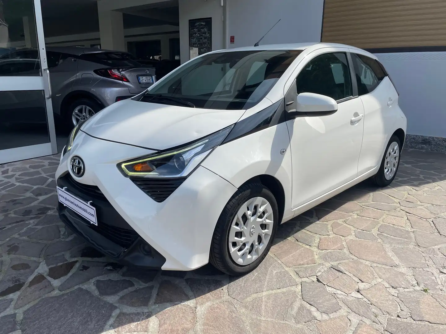 Toyota Aygo 5p 1.0 x-cool 72cv UNICO PROPRIET. OK NEOPATENTATI Bianco - 1