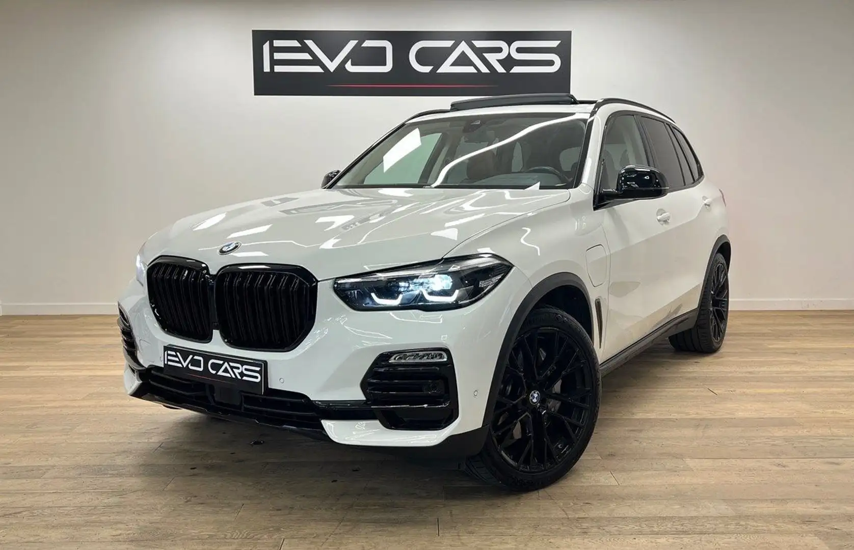 BMW X5 45e 394 ch xDrive / Caméra / Toit ouvrant / Sièges Blanc - 1