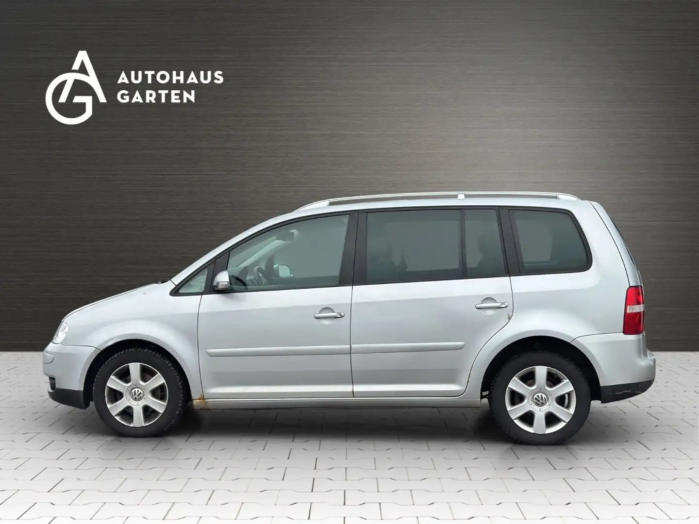 Volkswagen Touran 2.0FSI Highline SHZ Klimaautomatik PDC Zilver - 2