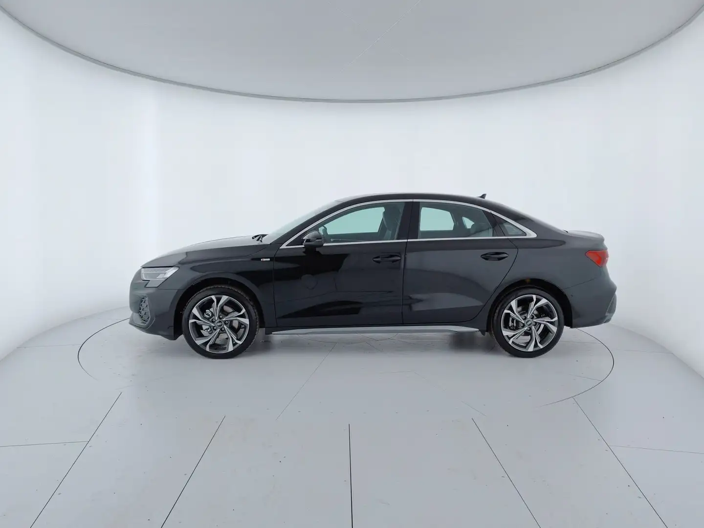 Audi A3 Sedan 35 TDI S tronic S line edition Schwarz - 2