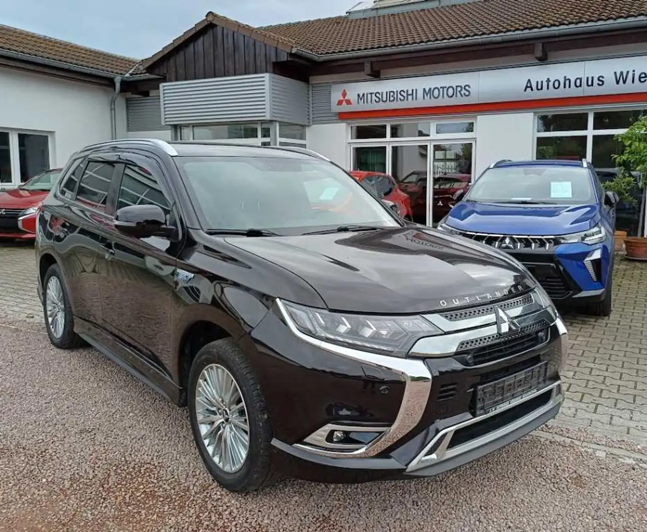 Mitsubishi Outlander Plug-in Hybrid 2,4 PLUS Intro 4x4 Automatik Schwarz - 1