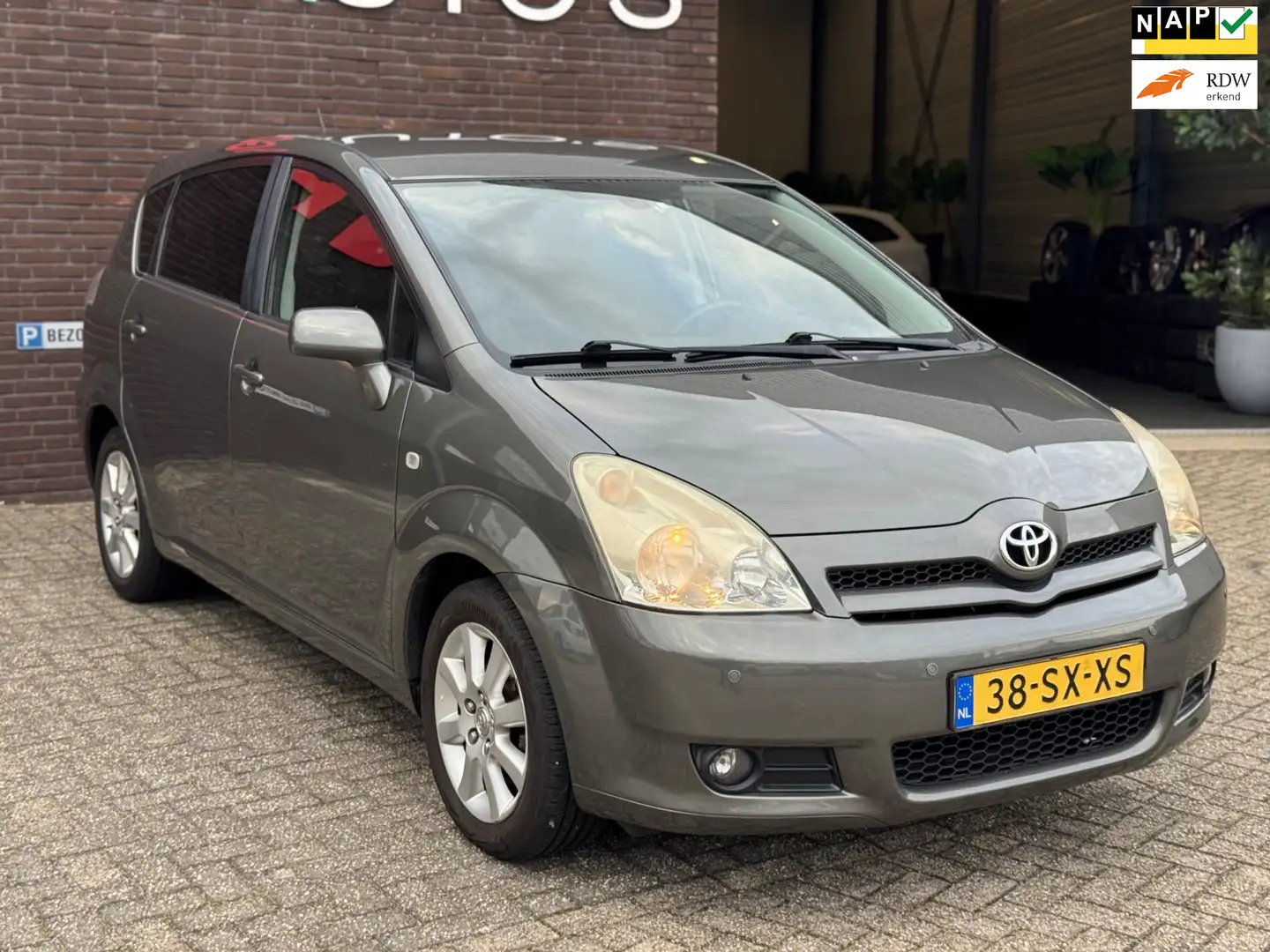 Toyota Verso 1.8 VVT-i Dynamic 7p. AUT Airco | Cruise | PDC | N Grau - 1