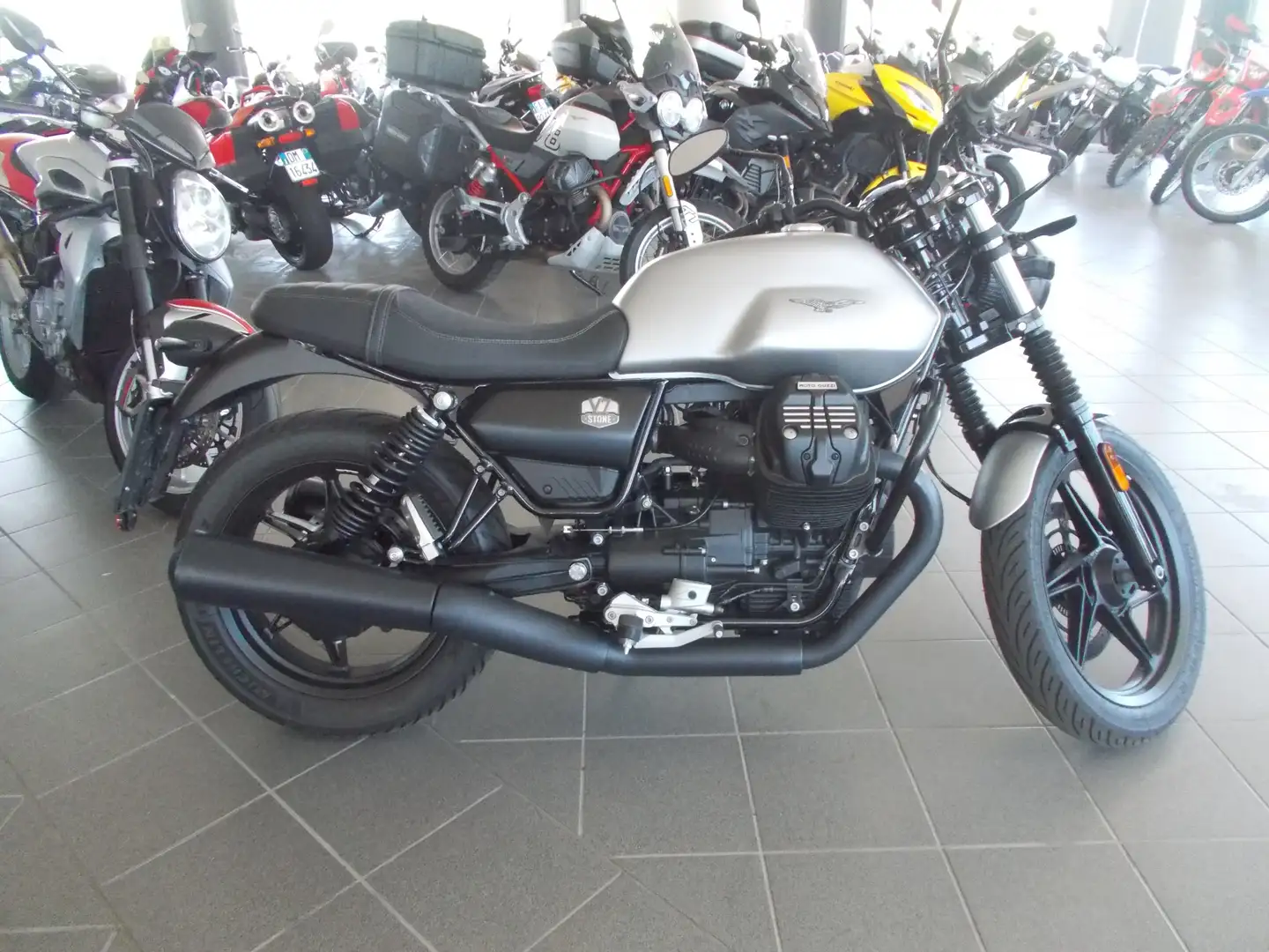 Moto Guzzi V 7 STONE Šedá - 2
