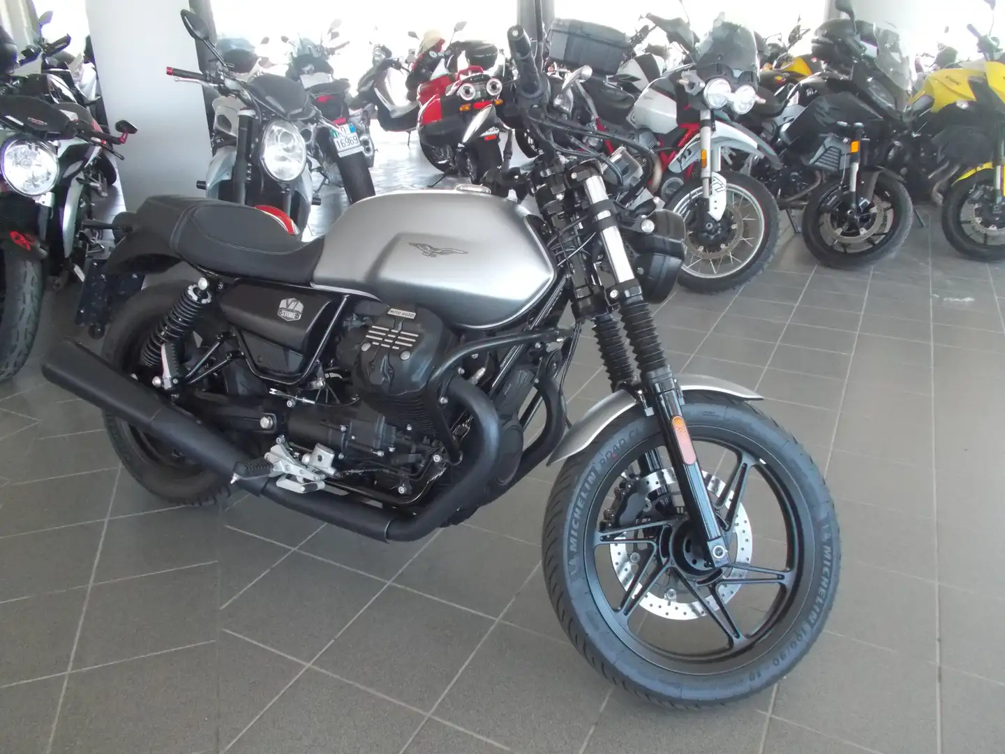 Moto Guzzi V 7 STONE Šedá - 1