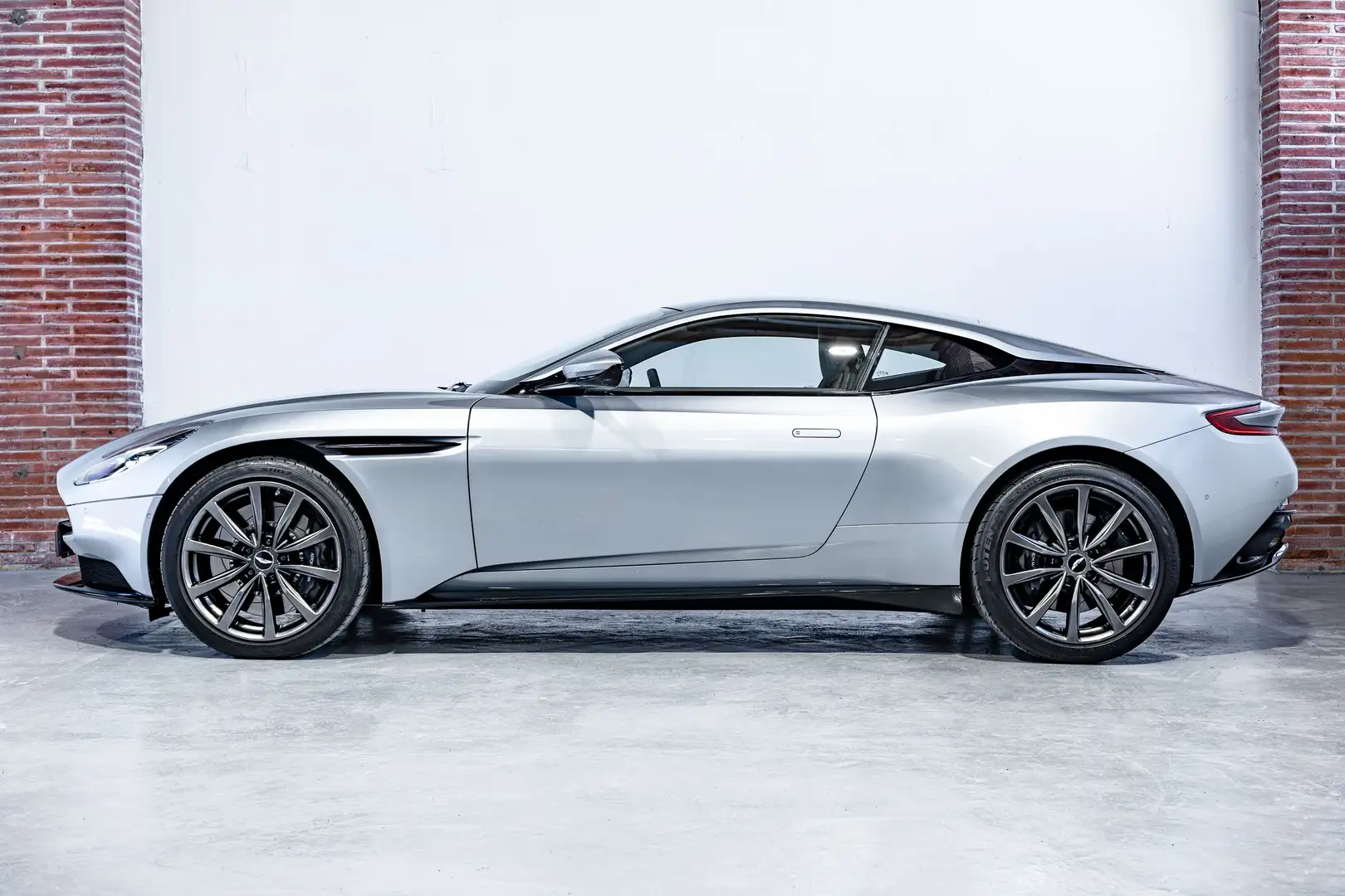 Aston Martin DB11 DB11 V8  6100 km Gris - 2