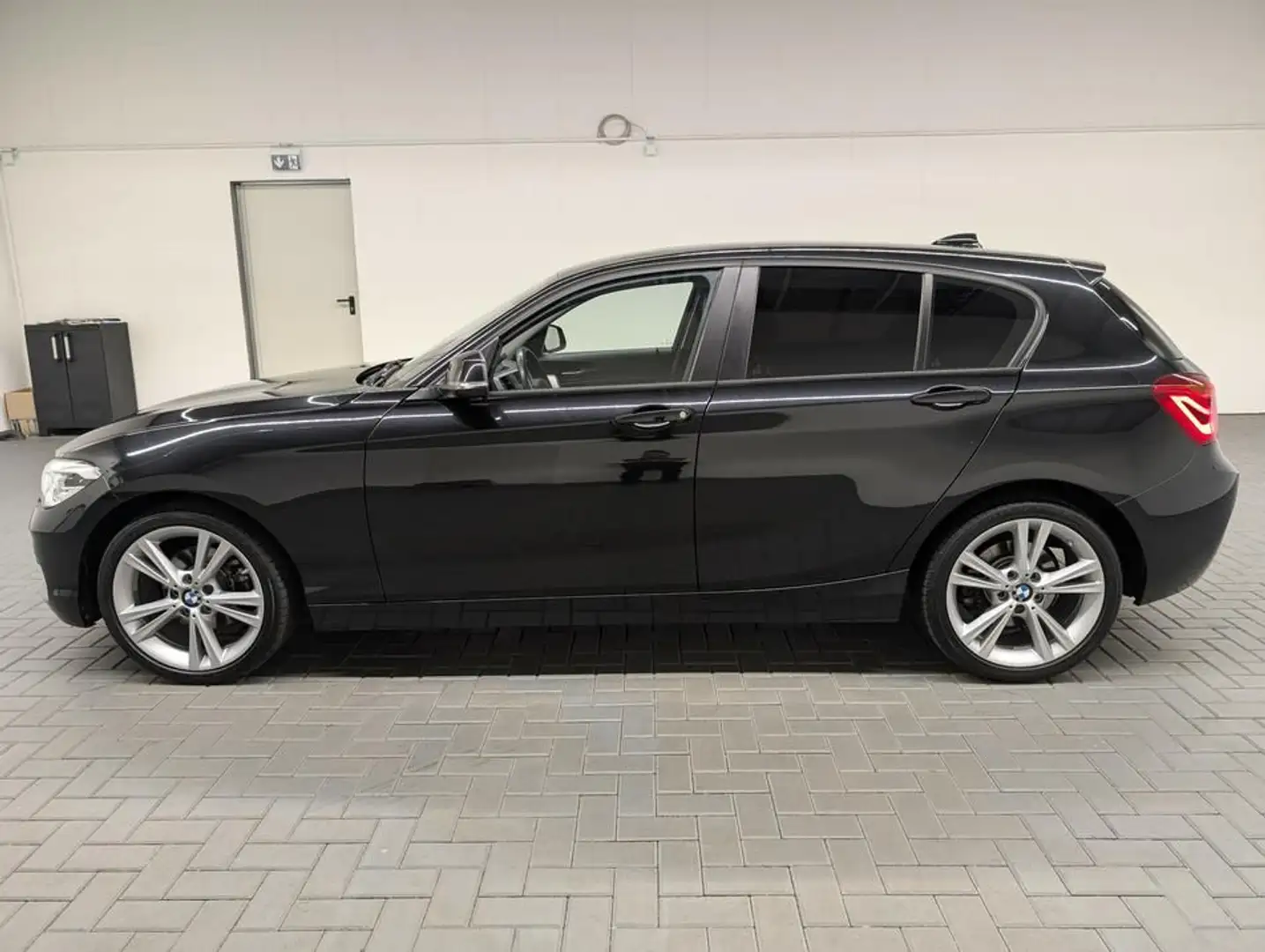 BMW 120 i Advantage LED/Navi/SHZ/PDC/Tempom./18 LM Schwarz - 2