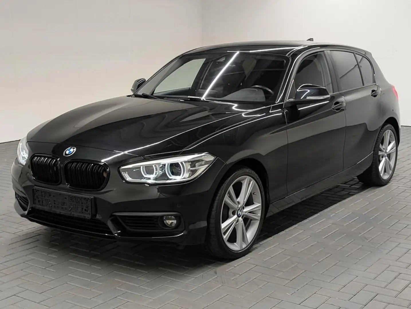 BMW 120 i Advantage LED/Navi/SHZ/PDC/Tempom./18 LM Schwarz - 1
