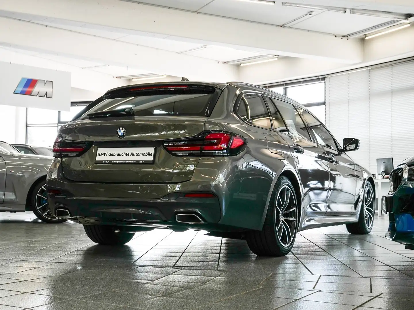 BMW 520 d xDrive M-Sport Aut Nav HuD LED AHK Drive+Park Grau - 2