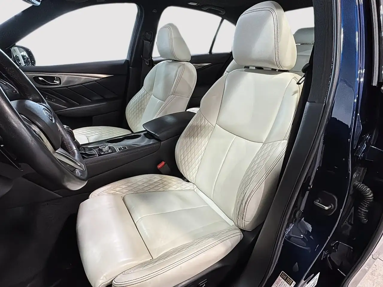 Infiniti Q50 снимка Infiniti Q50