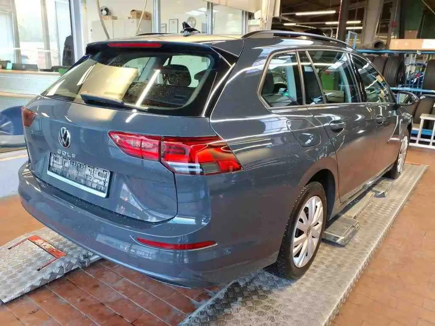 Volkswagen Golf VIII Variant Life 2.0TDI DSG Grau - 2
