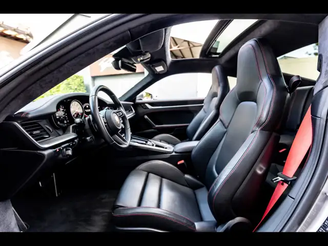 Porsche 911 view 11