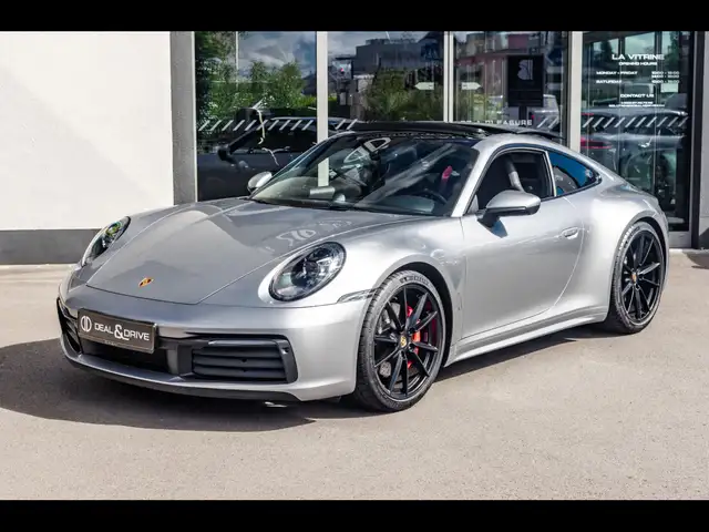 Porsche 911 view 7