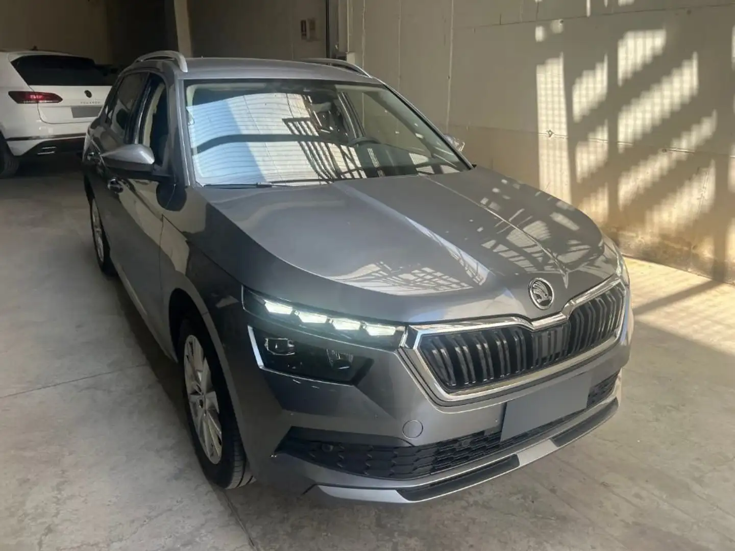 Skoda Kamiq 1.0 G-Tec Style Led adattivi, Navi, Retrocam, ACC Gris - 2