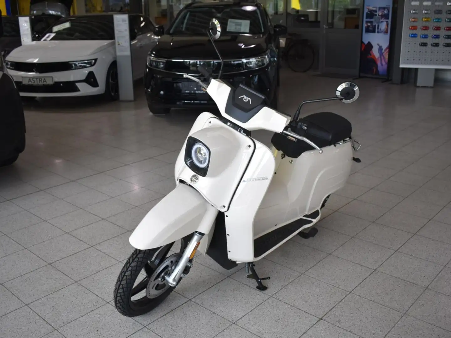 Govecs e-Schwalbe L3e Light 125 GT / 60 KM/h Blanco - 1