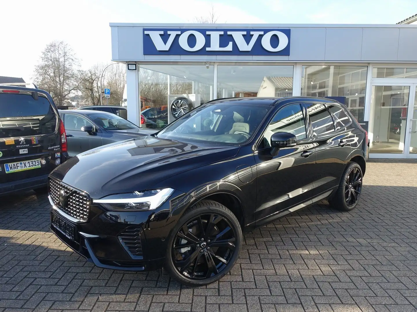 Volvo XC60 Black Edition Plus T6 AWD/H&K/Pano/BLIS Schwarz - 1