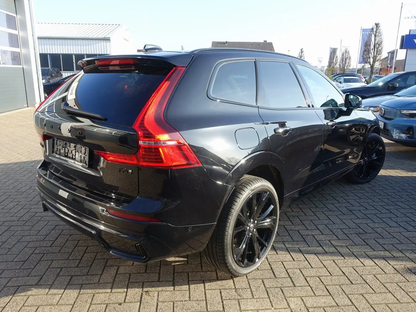 Volvo XC60 Black Edition Plus T6 AWD/H&K/Pano/BLIS Schwarz - 2