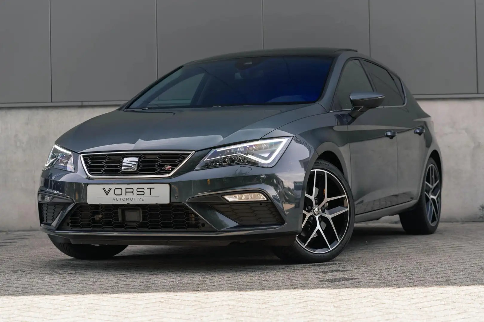 SEAT Leon 1.5 TSI FR NAP DSG Beats Pano ACC Grijs - 1