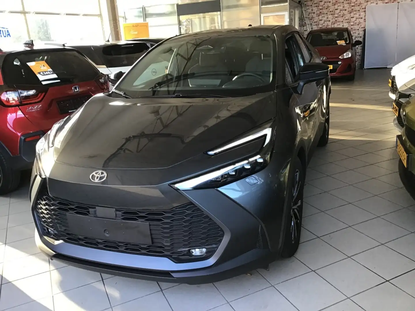 Toyota C-HR 1.8 Hybr style smart Grijs - 1