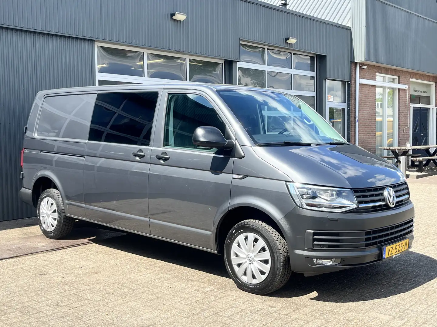 Volkswagen T6 Transporter 2.0 TDI L2H1 DC Btw en Bpm vrij!! DSG Automaat Air Grijs - 1