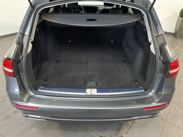 Mercedes-Benz 220 view 6