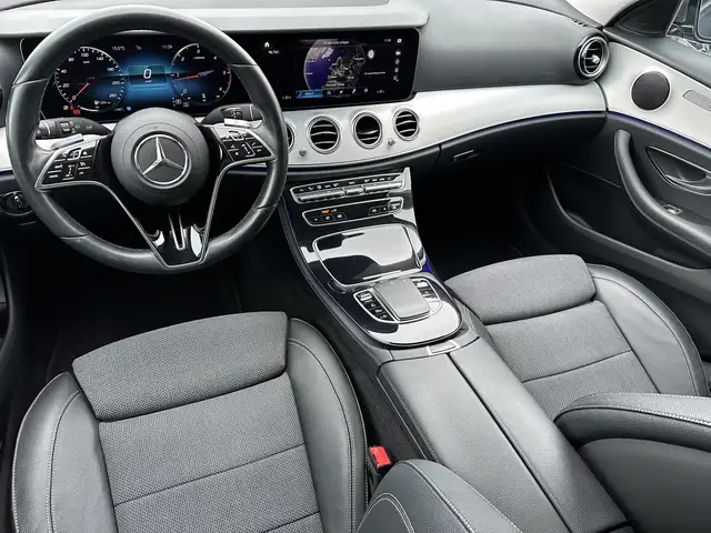 Mercedes-Benz 220 view 11