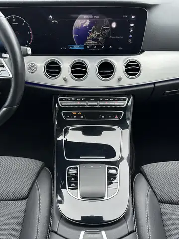 Mercedes-Benz 220 view 12