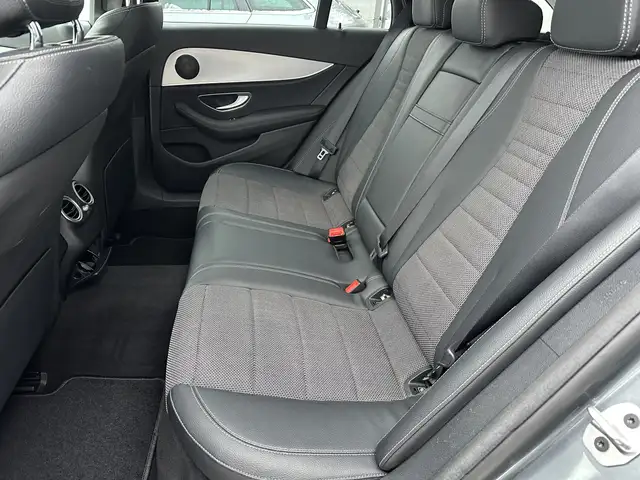 Mercedes-Benz 220 view 10