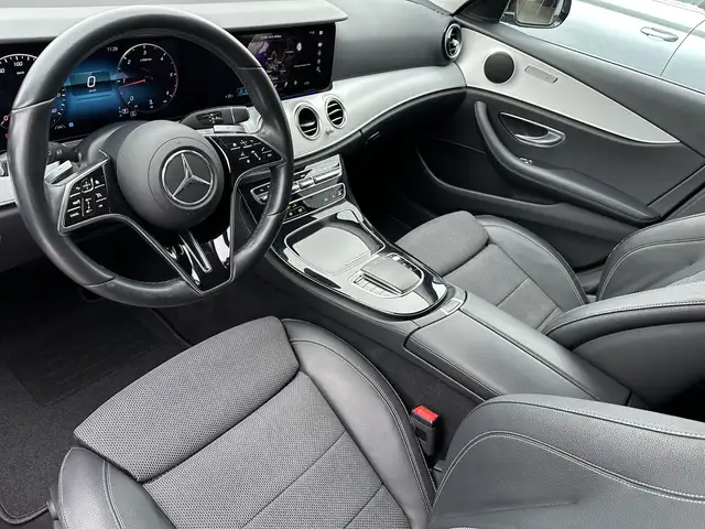 Mercedes-Benz 220 view 8